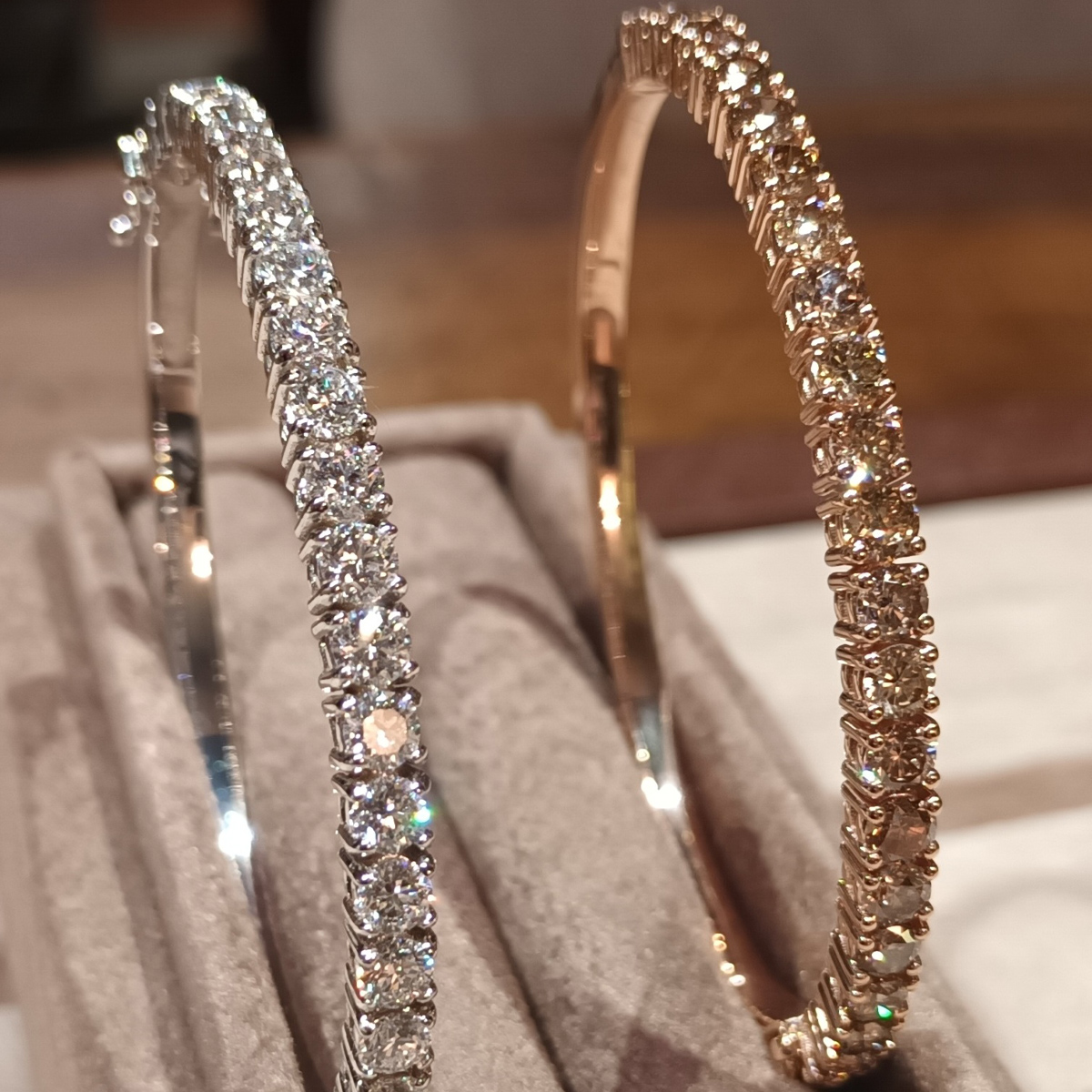 Bracciali a giropolso rigido eseguiti in oro bianco e rosa Bracciali a giropolso rigido eseguiti in oro bianco e rosa